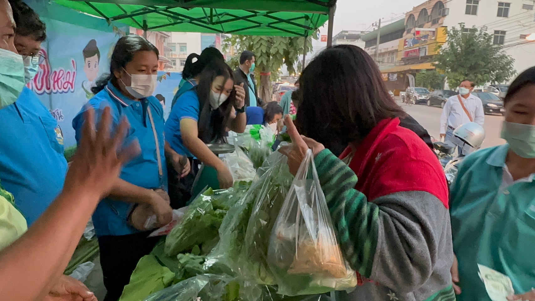 title - ส.ป.ก.สุโขทัย ร่วมใจส่งสุขปีใหม่ มอบให้ประชาชน
